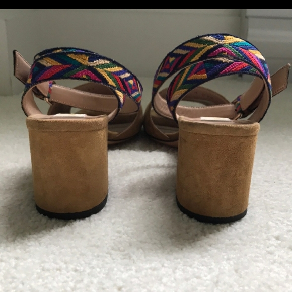 Valentino nice shoes its so nice and clean like new...Size 7 and color tan - Picture 4 of 11
